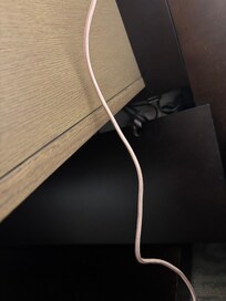 Debajo de la mesa de noche la tabla desprendida