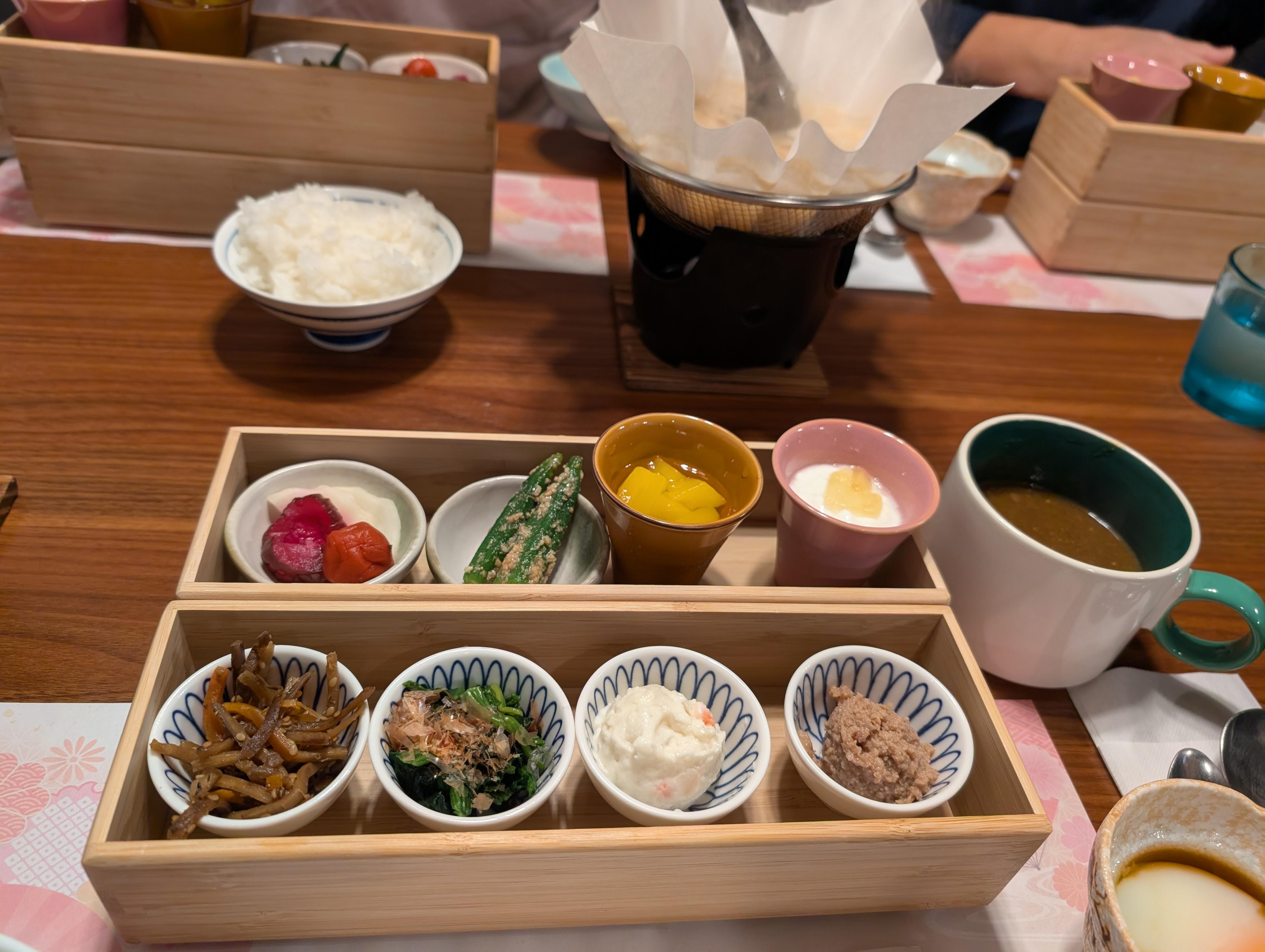 右上に写っている信州牛のカレーが最高です。ご飯のおかわりをしてしまいました。