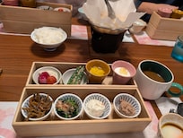 右上に写っている信州牛のカレーが最高です。ご飯のおかわりをしてしまいました。