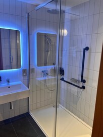 Badezimmer - Schönes und sauberes Bad. Nur der Wasserdruck der Dusche ist etwas schwach.