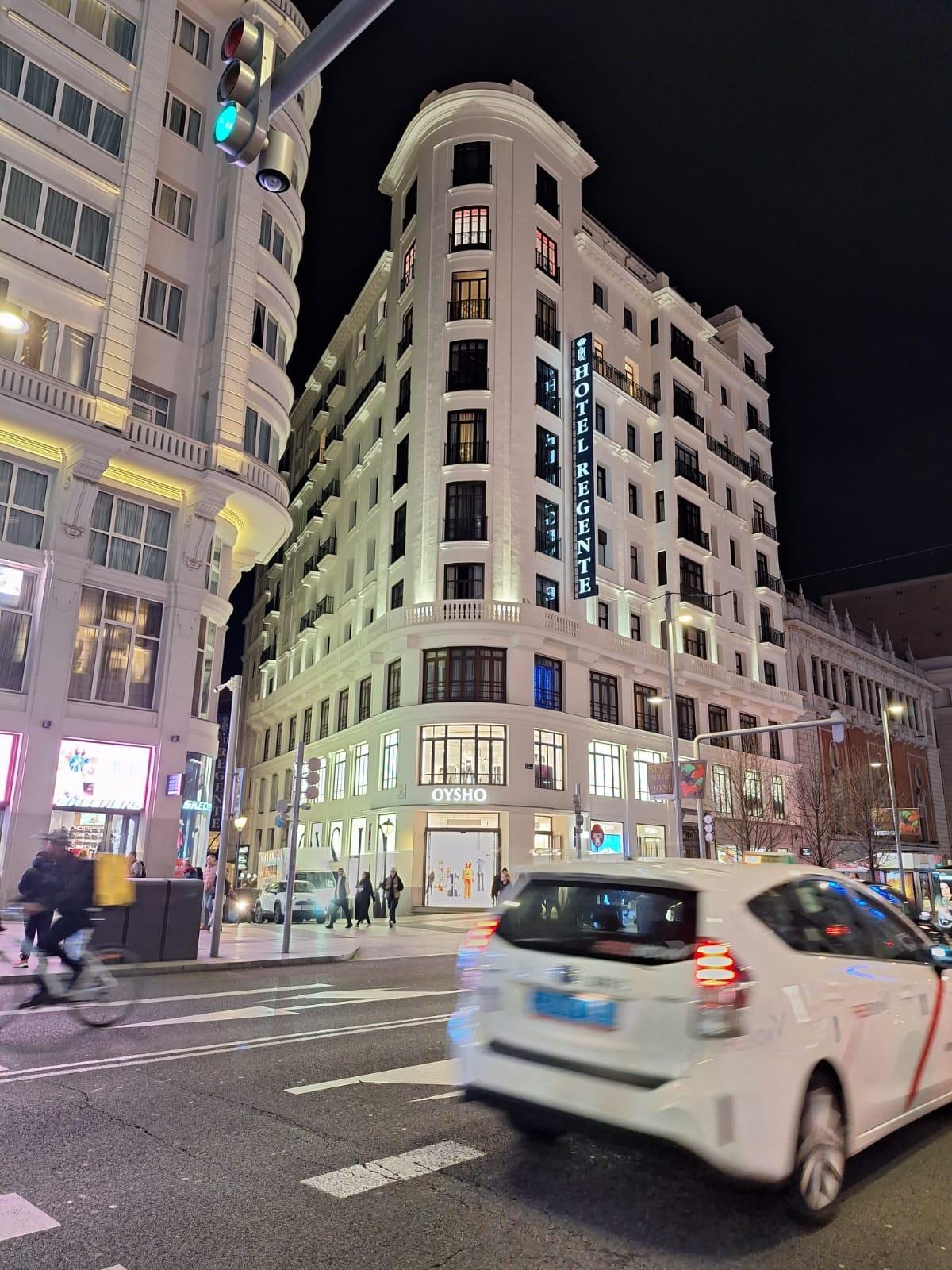Fachada do hotel, vista da Gran Via