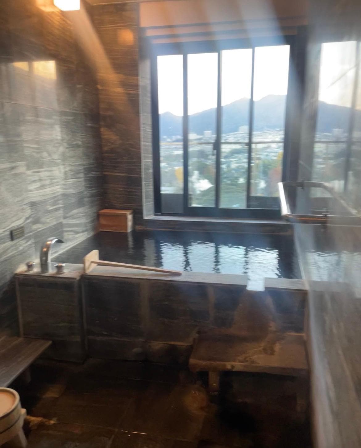 숙소 내 세면대 옆 욕장