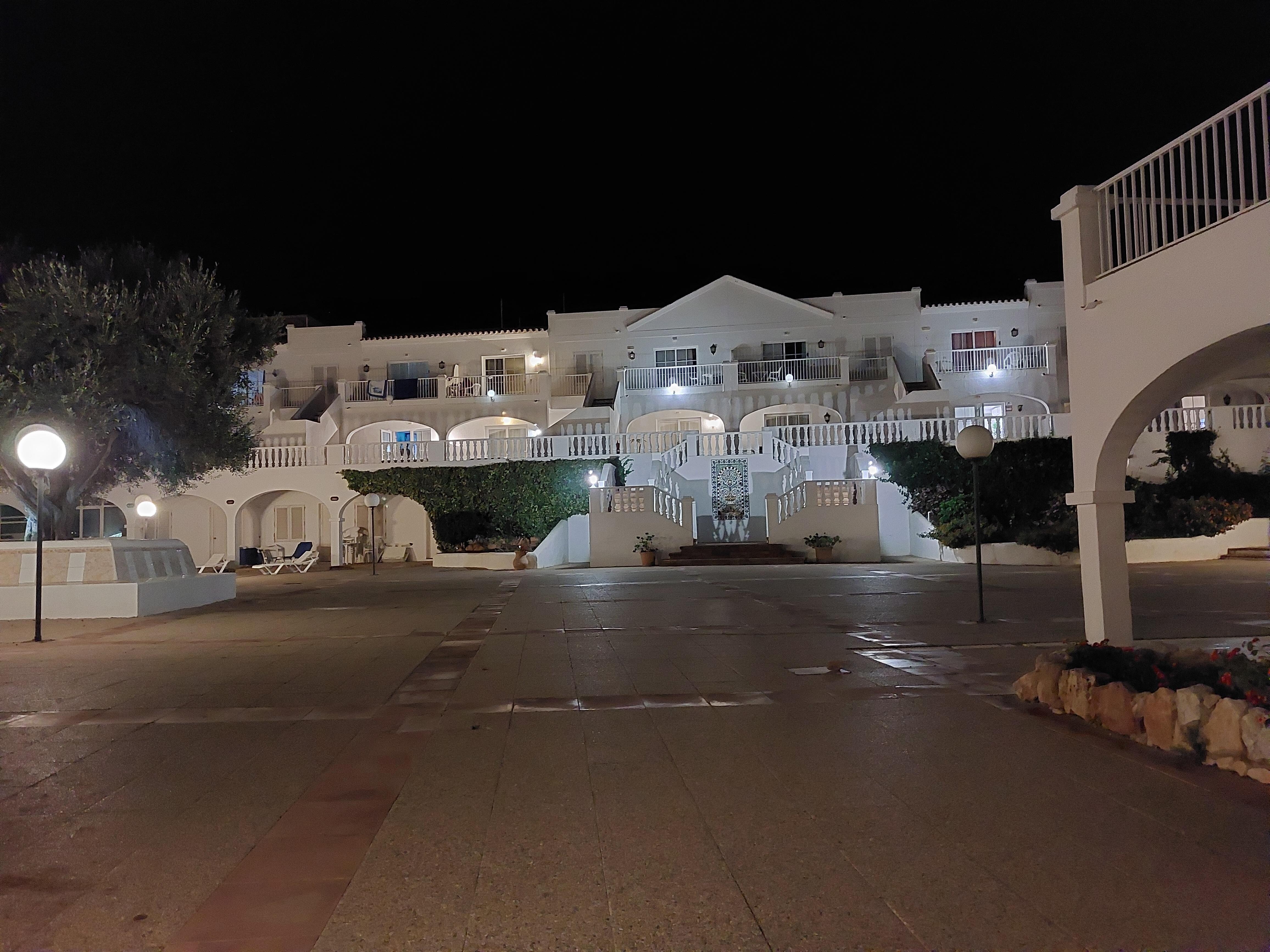 Die Wohnanlage, die Wohnung befindet sich in der ersten Etage gleich links vom Treppenaufgang. 