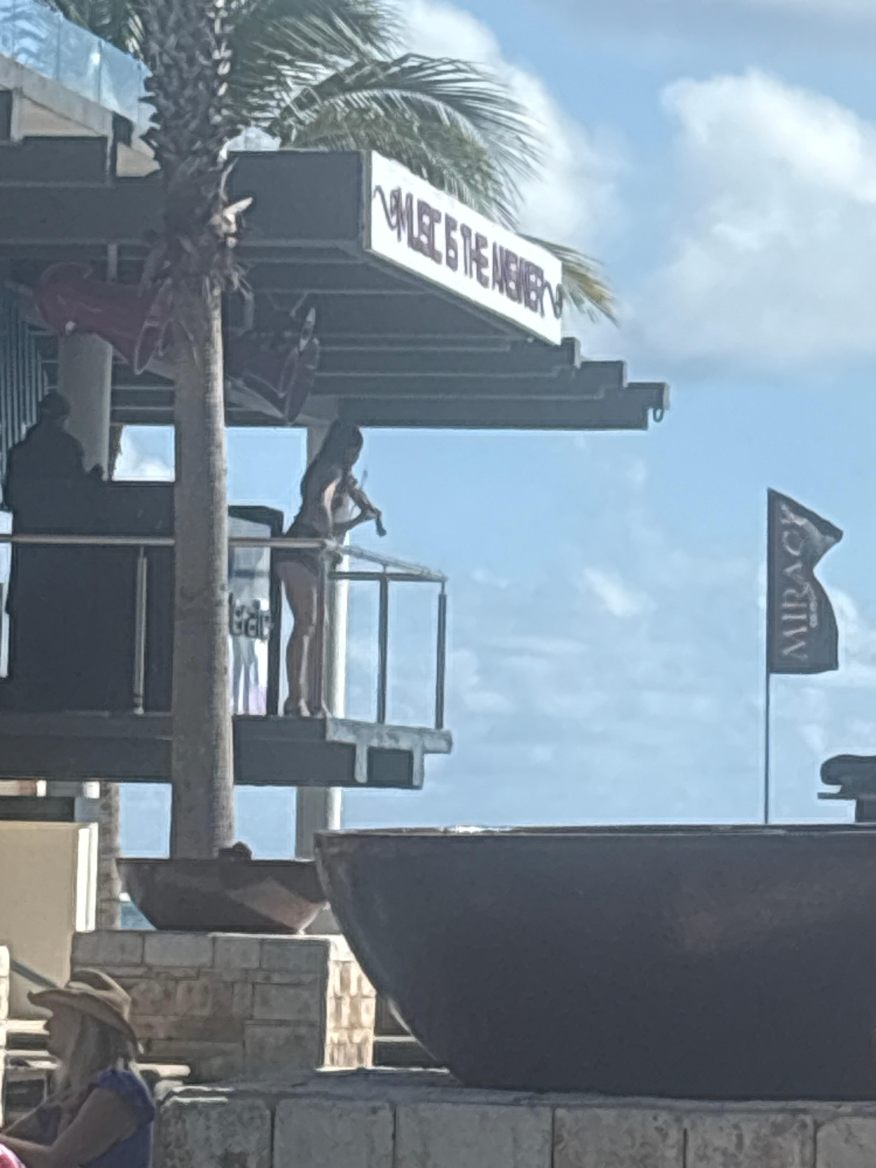 They had a live violinist on the Egyptian day she was doing great Shania Twain covers!