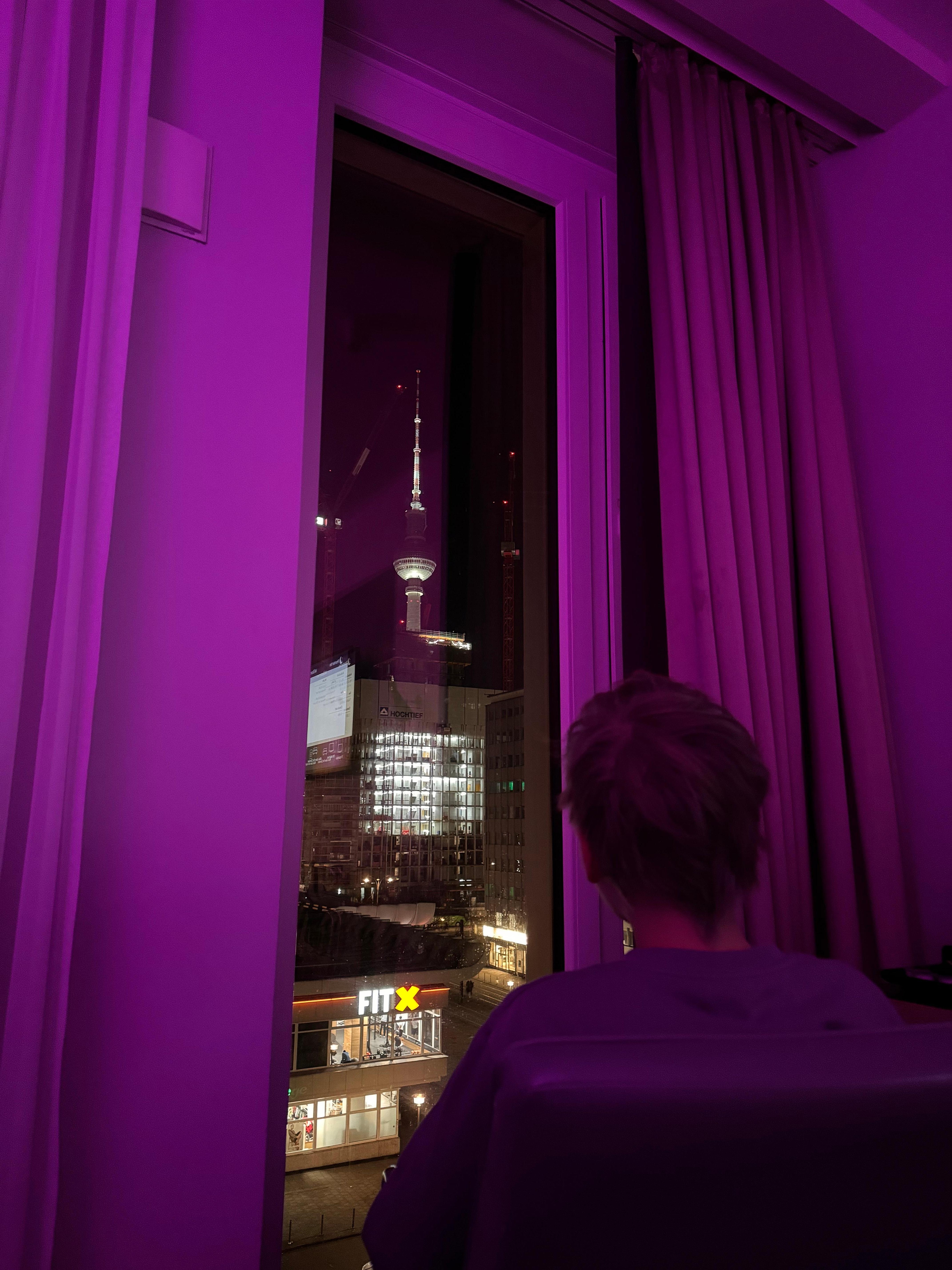 Huoneen ikkunasta näkyy tv-torni