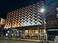 ホテル夜の外観