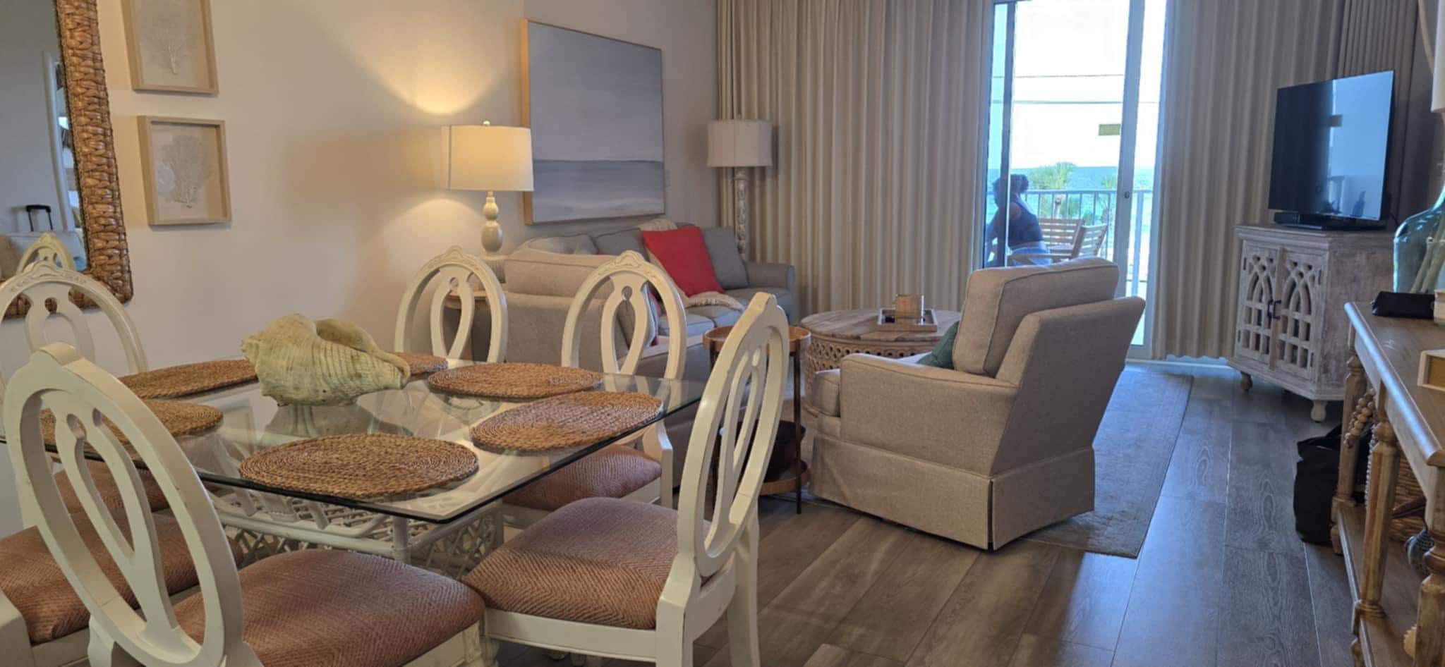 Living/Dining area had sufficient seating that was extremely comfortable.