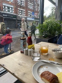 Morgenmad med udsigt til hyggeligt byliv