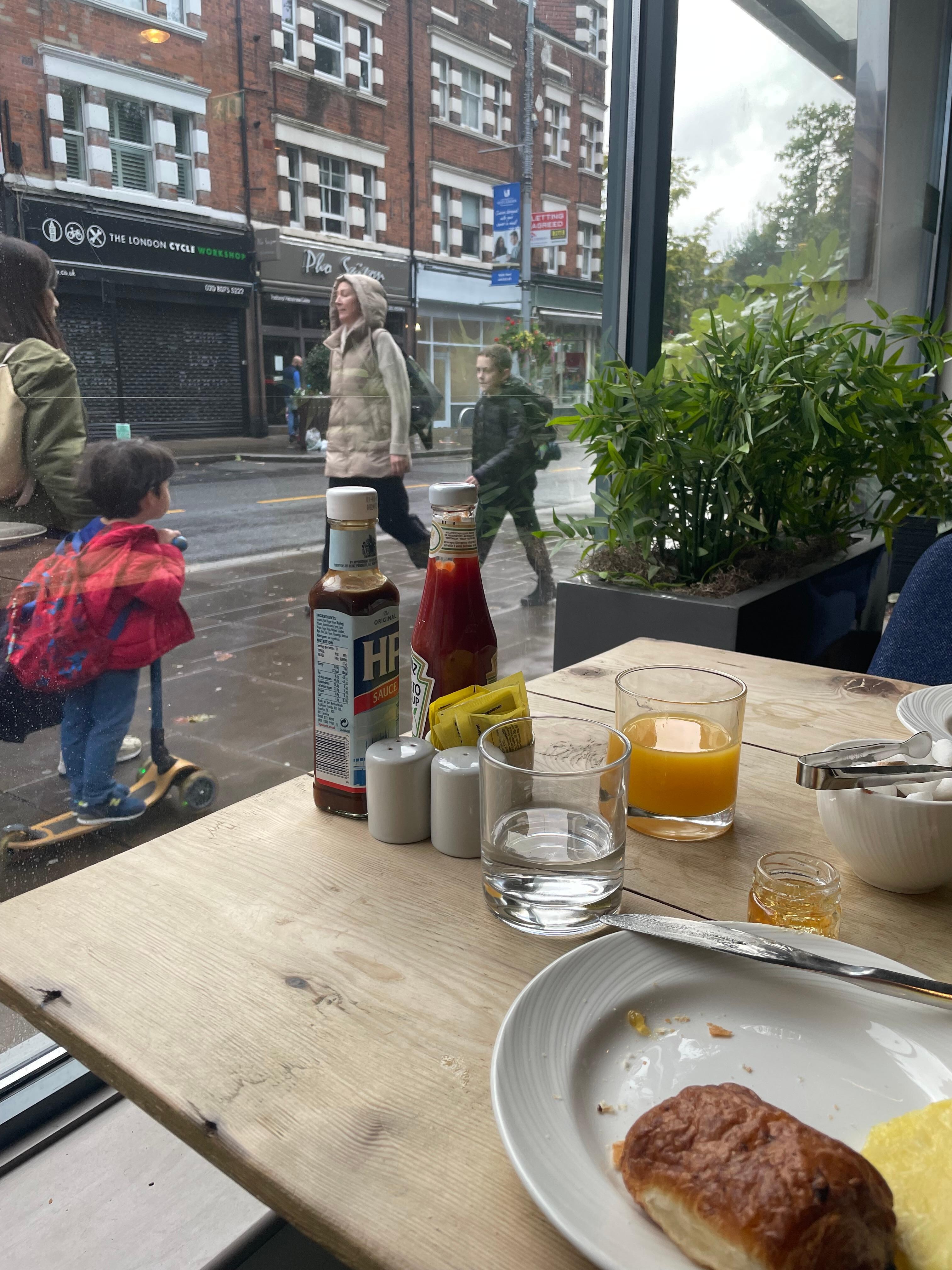 Morgenmad med udsigt til hyggeligt byliv