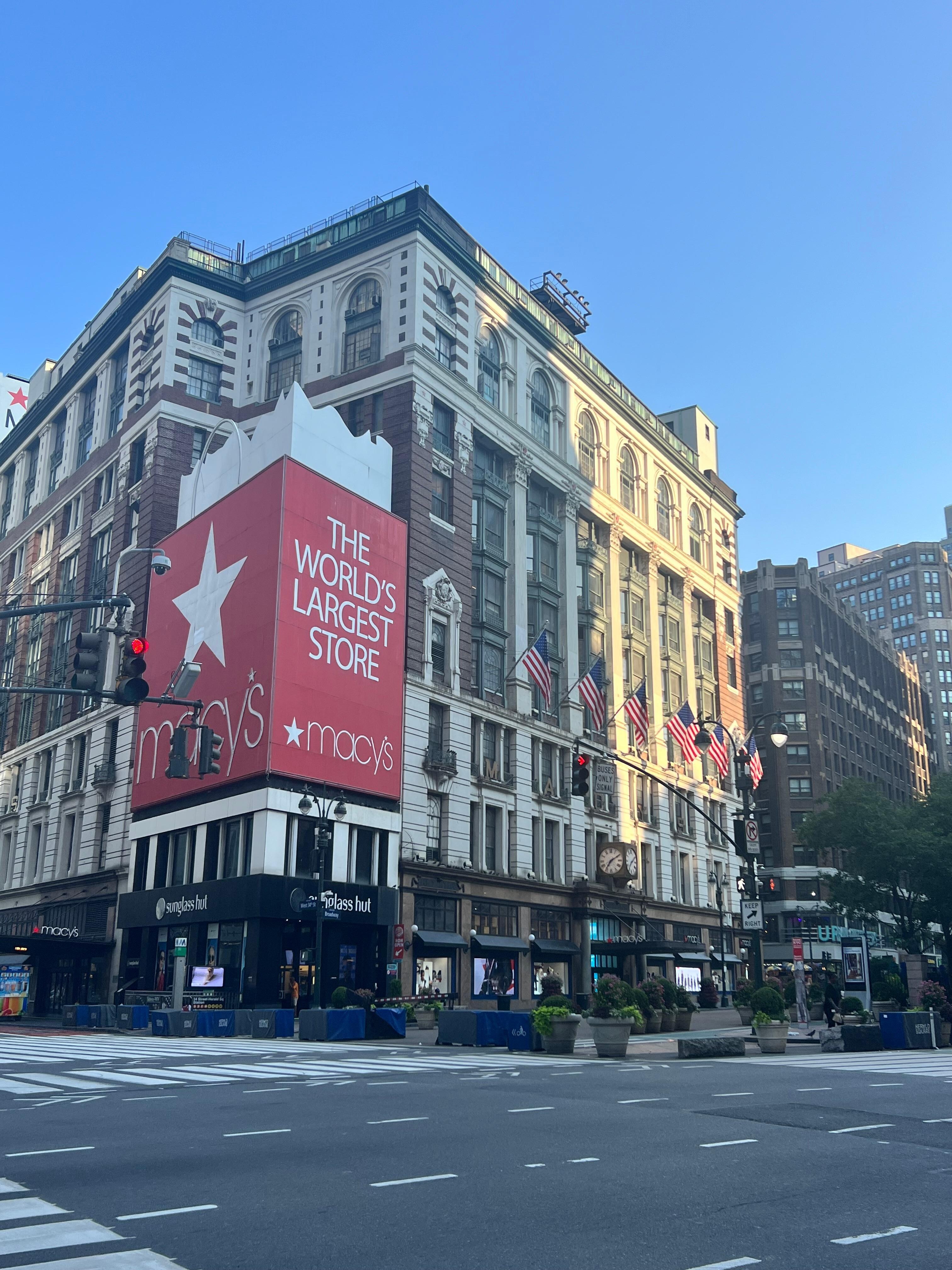 Tegenover Macy’s