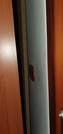 Valokatkaisija joka jostain syystä piiloitettu kaapin taakse.