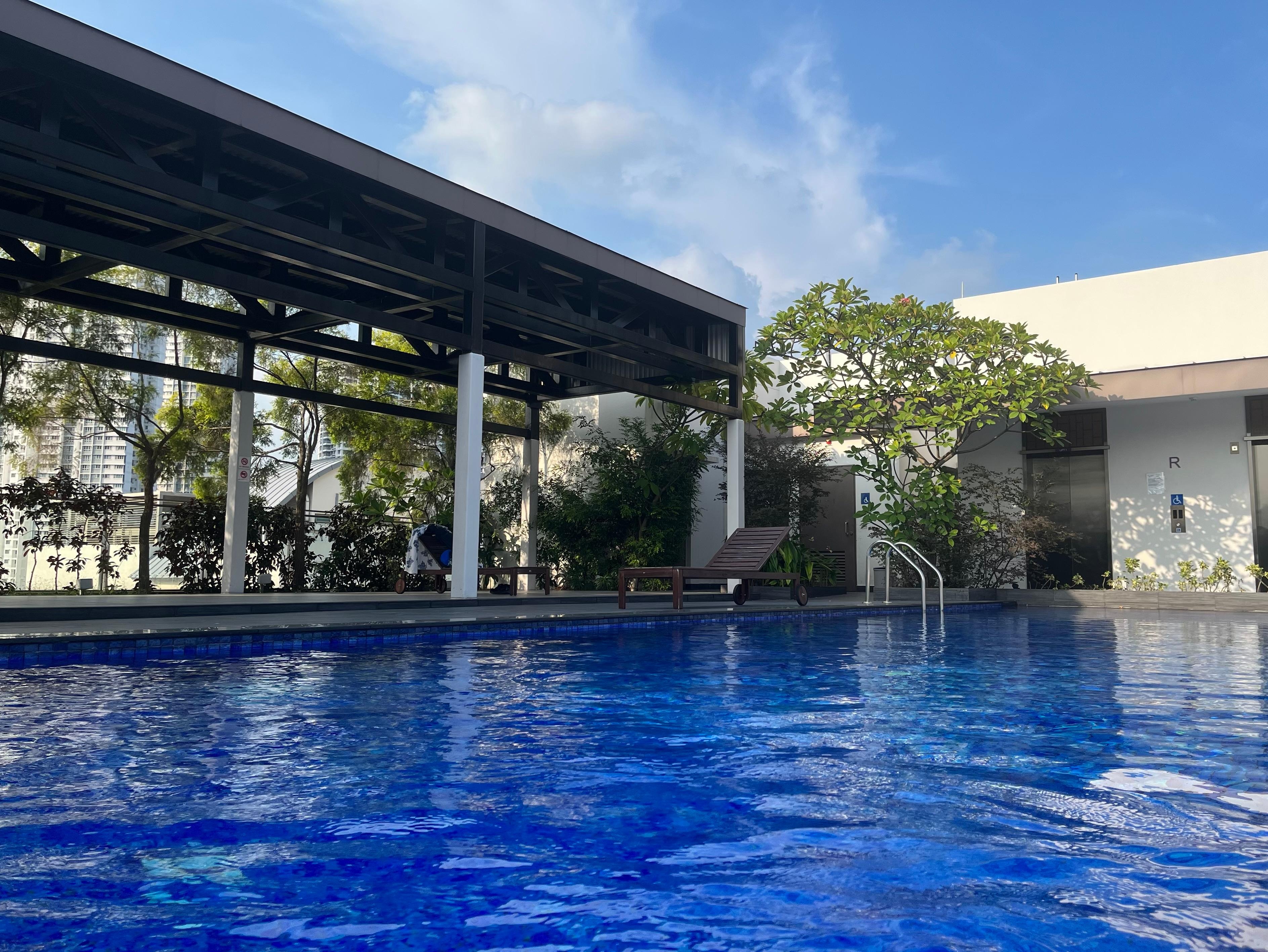 6階建、屋上のプール