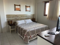 Cama confortável e espaço amplo no guarda roupas