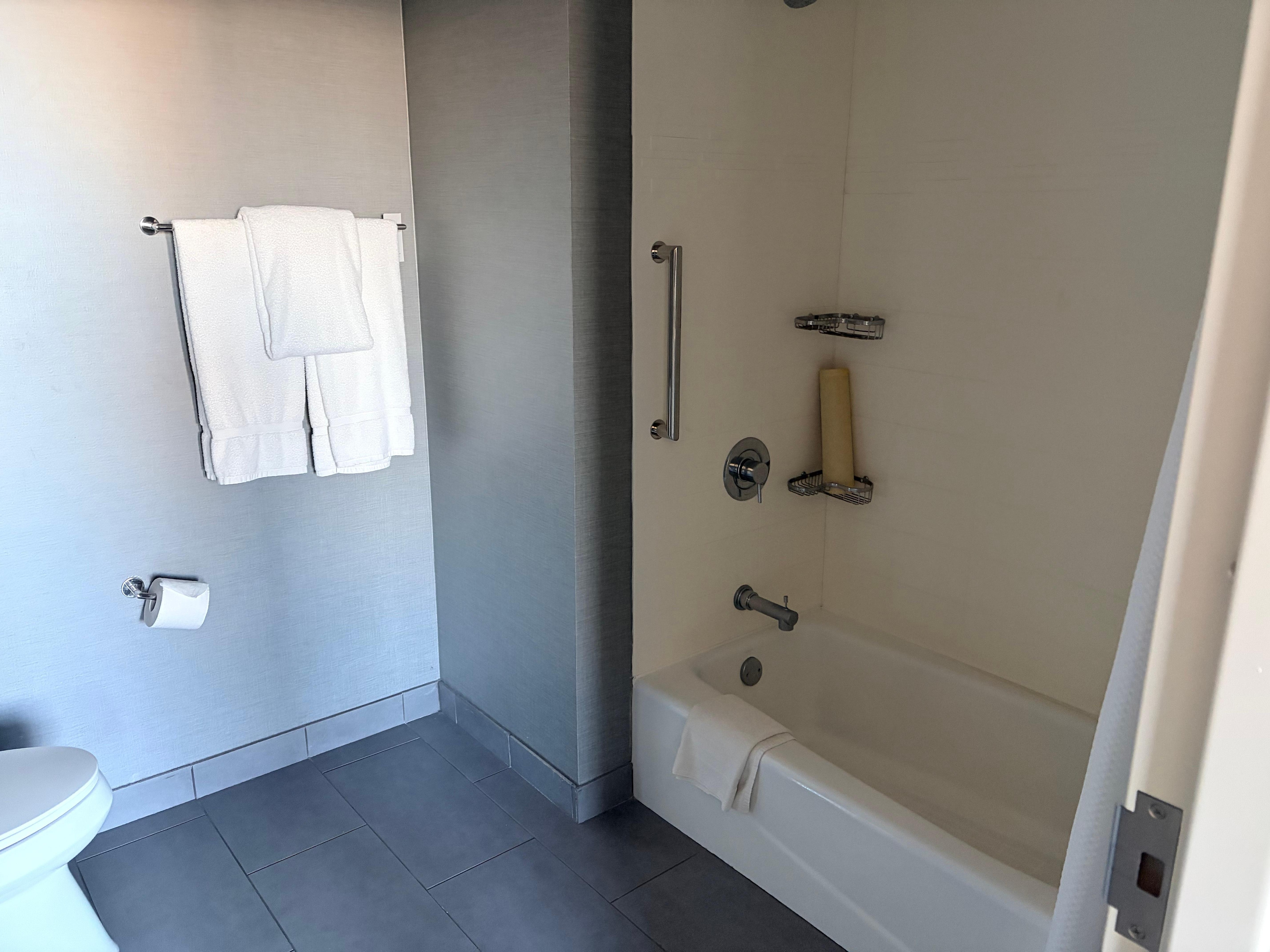 Not all rooms have a bathtub 