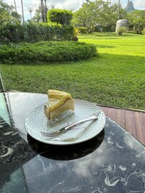 1階のカフェでいただいた檸檬バスクケーキ