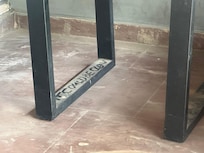 der Boden und die Tische auf der Terasse des Restaurants