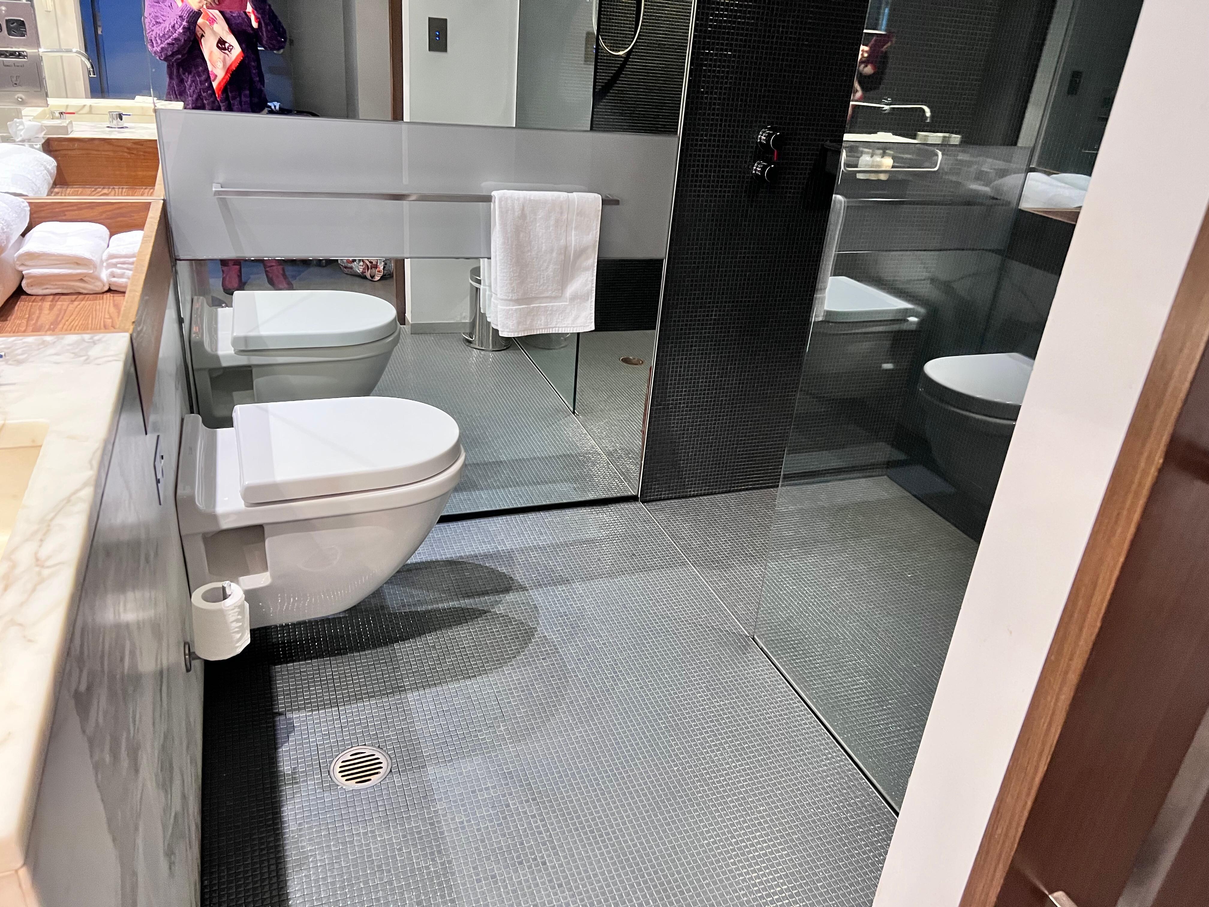 Neat bathroom
