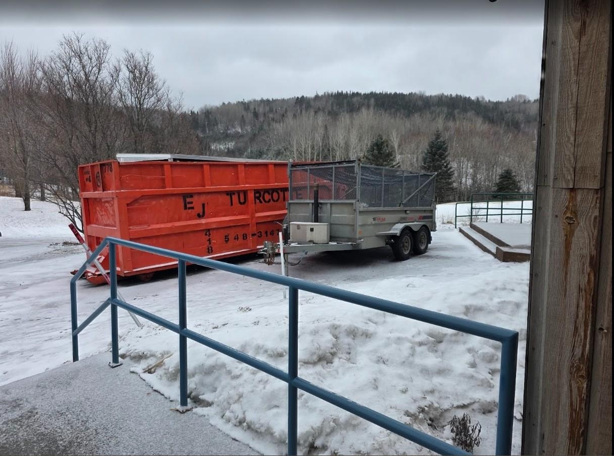 Conteneur devant l'entrée sous ma chambre. Je me suis fait réveillé à l'aube par des travailleur qui y tirais des matériaux. 