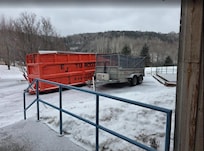 Conteneur devant l'entrée sous ma chambre. Je me suis fait réveillé à l'aube par des travailleur qui y tirais des matériaux.