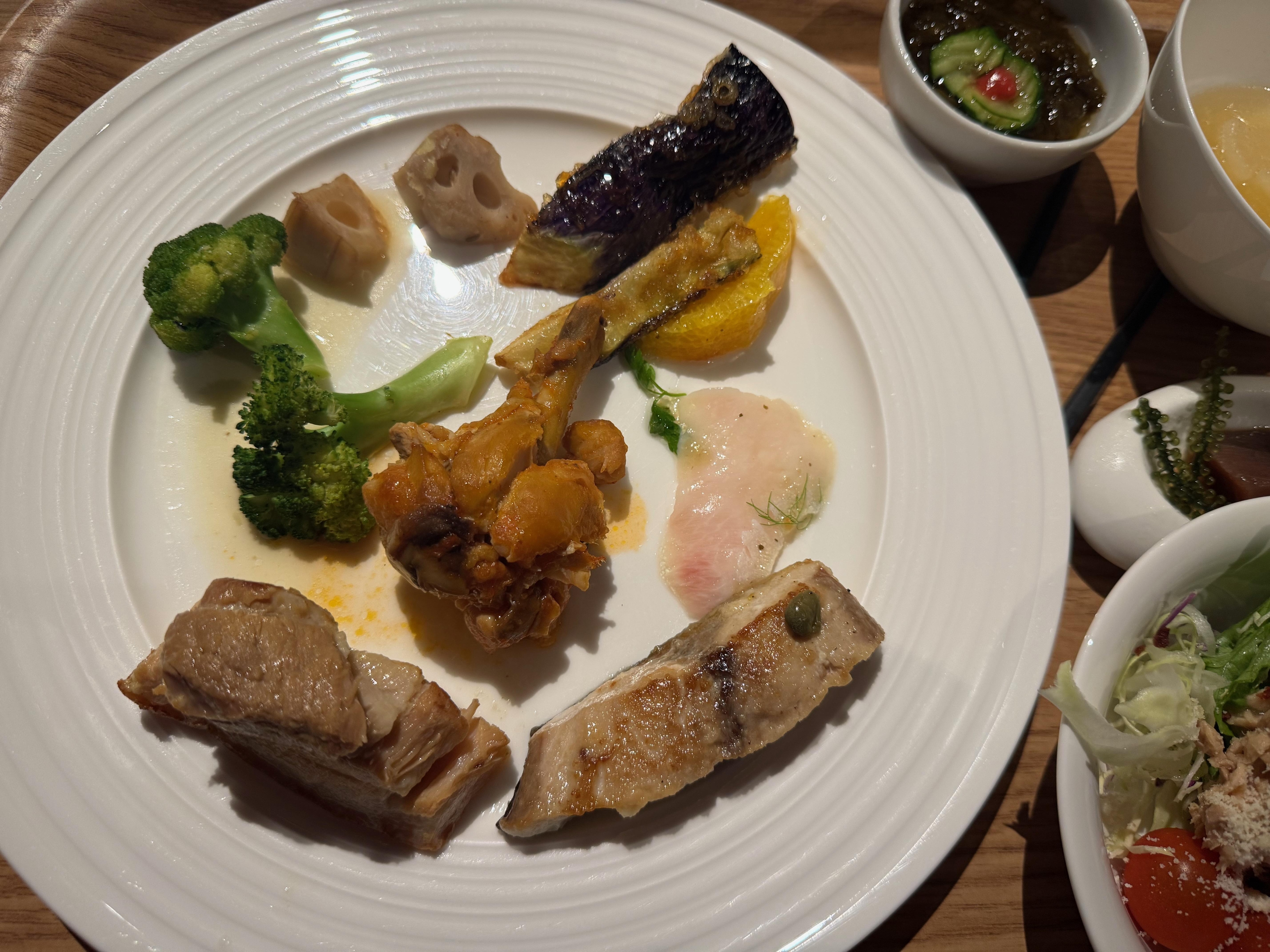 夜のビュッフェ。ここには載ってないですが、ソフ トクリームマシンが朝も夜も稼働しています。あまり食べてる人を見かけなかったですがおすすめです。