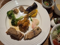 夜のビュッフェ。ここには載ってないですが、ソフトクリームマシンが朝も夜も稼働しています。あまり食べてる人を見かけなかったですがおすすめです。