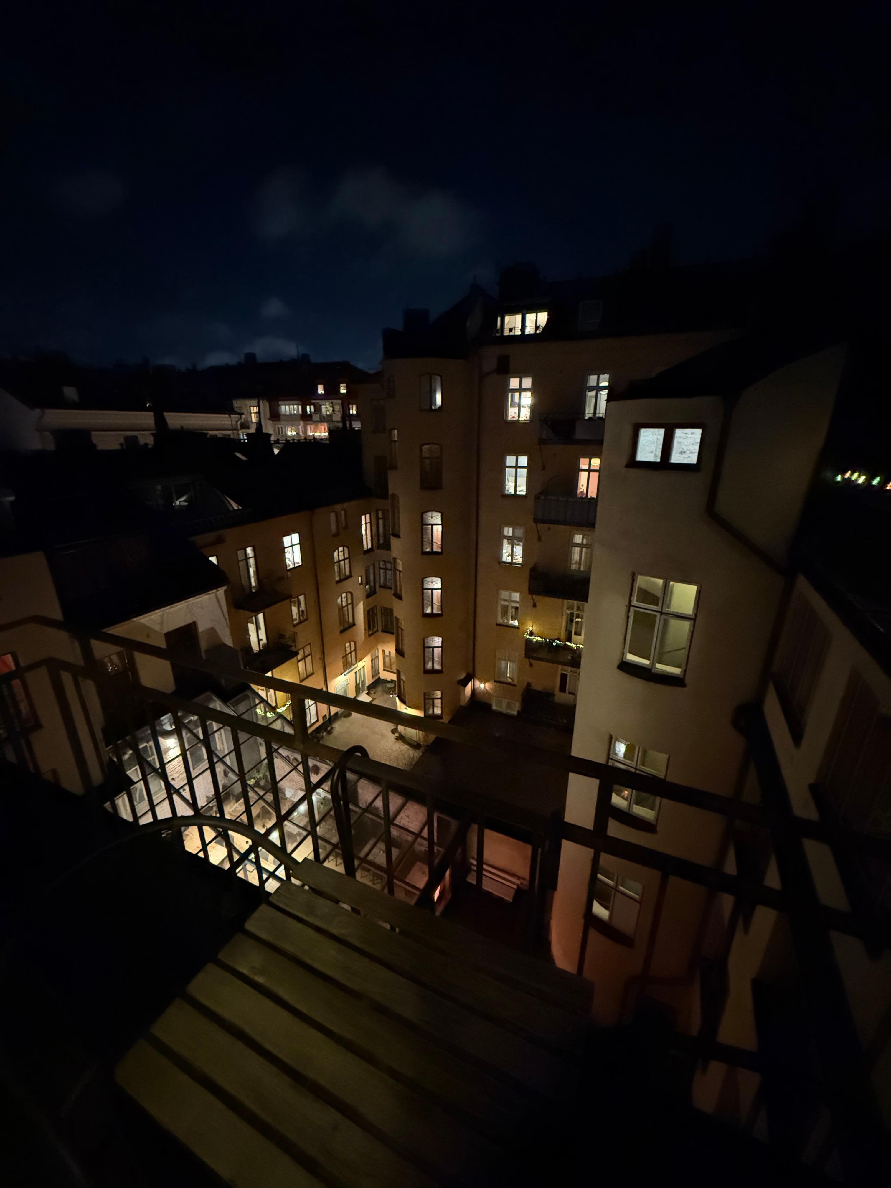 Från rummets balkong. 