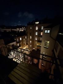 Från rummets balkong.