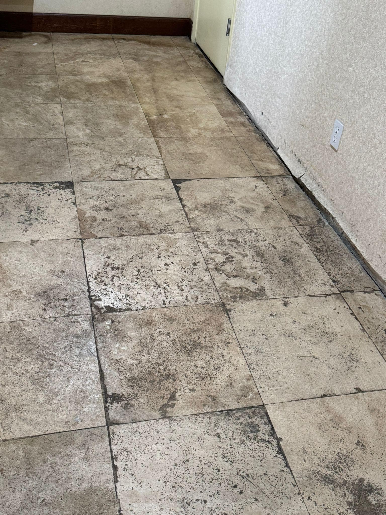 Trasiga golv med massa trasiga delar