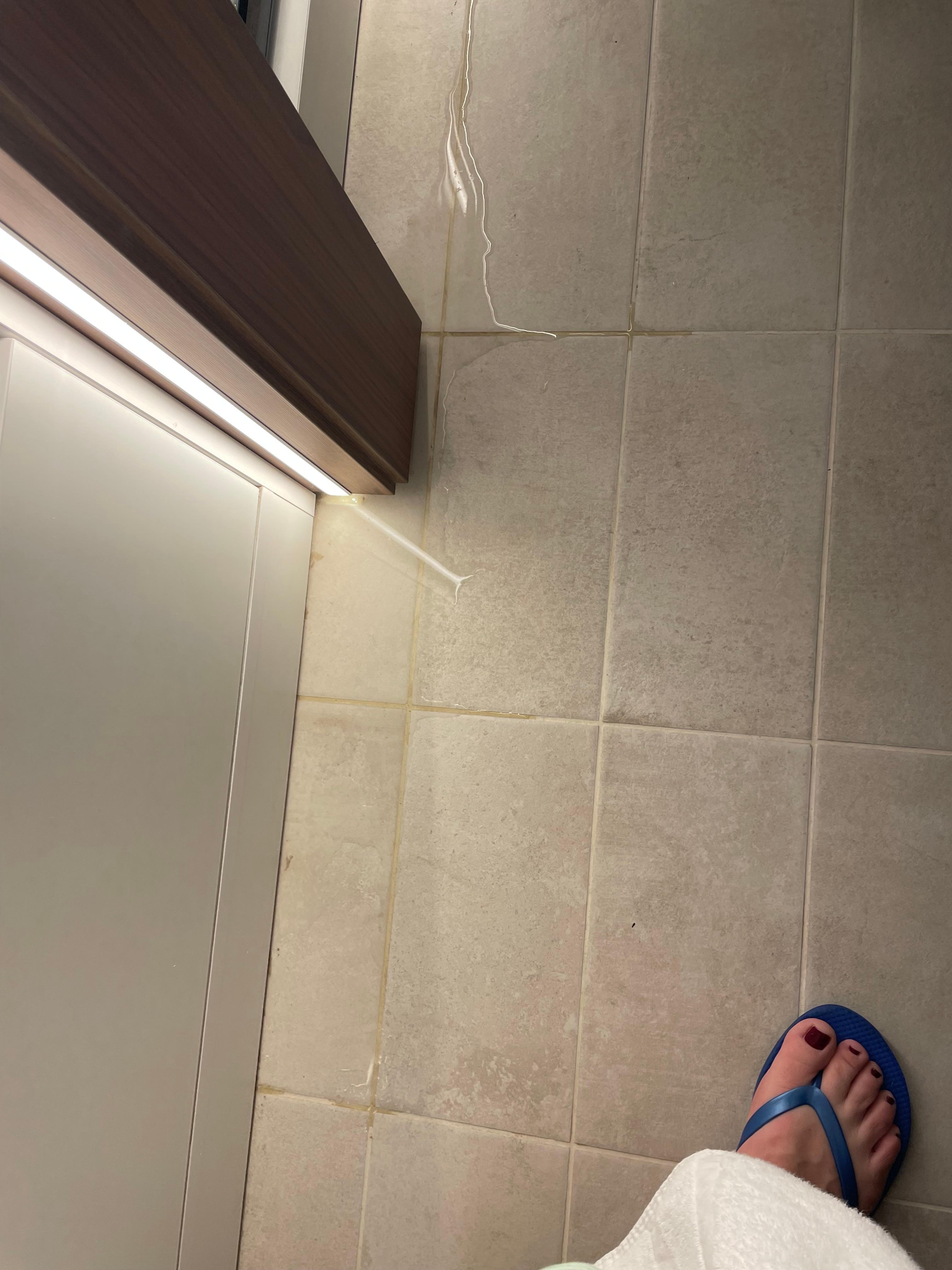 Acqua fuoriuscita dalla doccia arrivata ai piedi del letto, Ma subito ci è stata assegnata in altra stanza