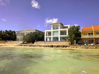 Shallow water in front of the house protected from surf, ideal for swimming and snorkeling.