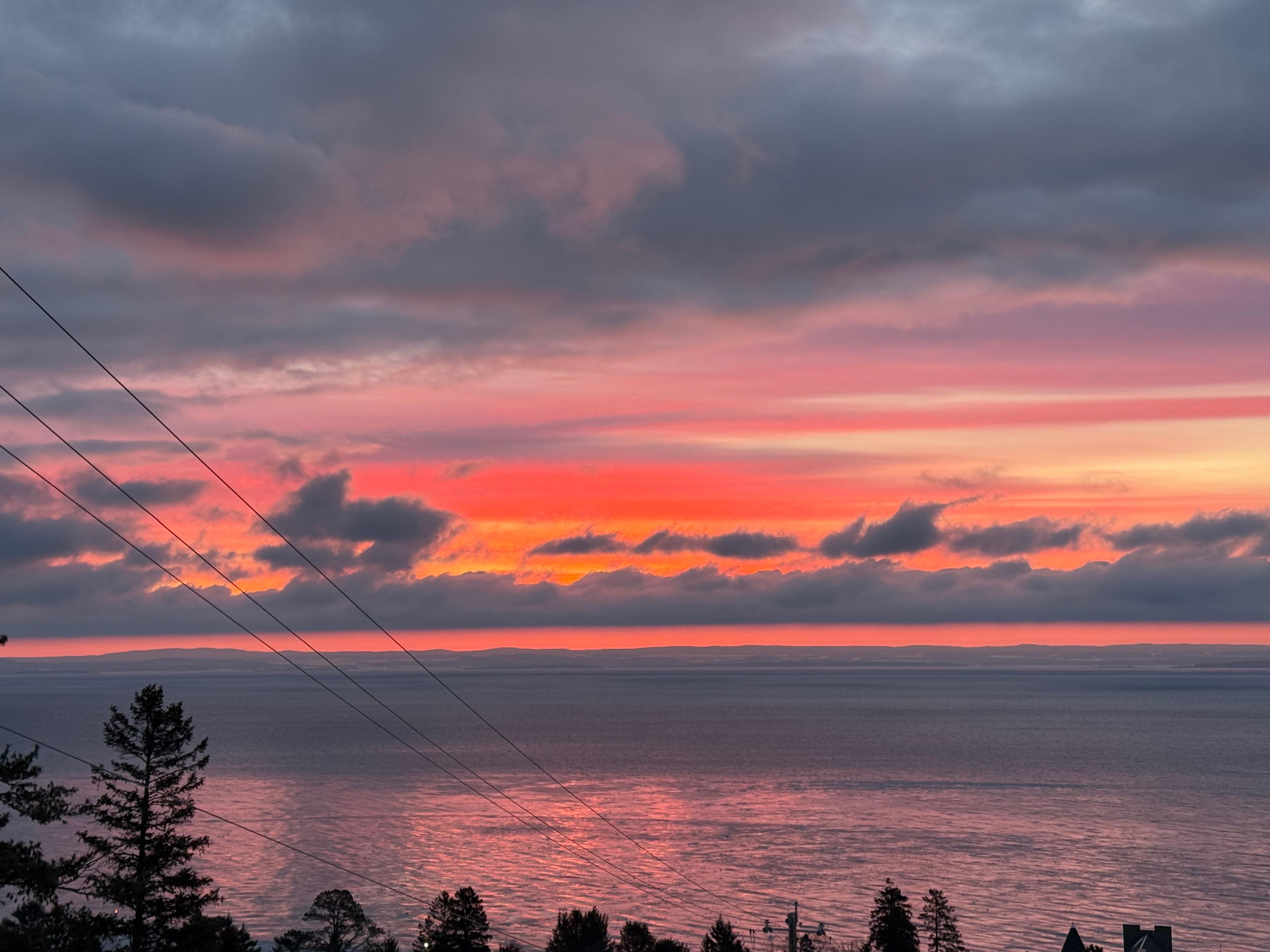 Lever de soleil en février à couper le souffle face aux chambre. 