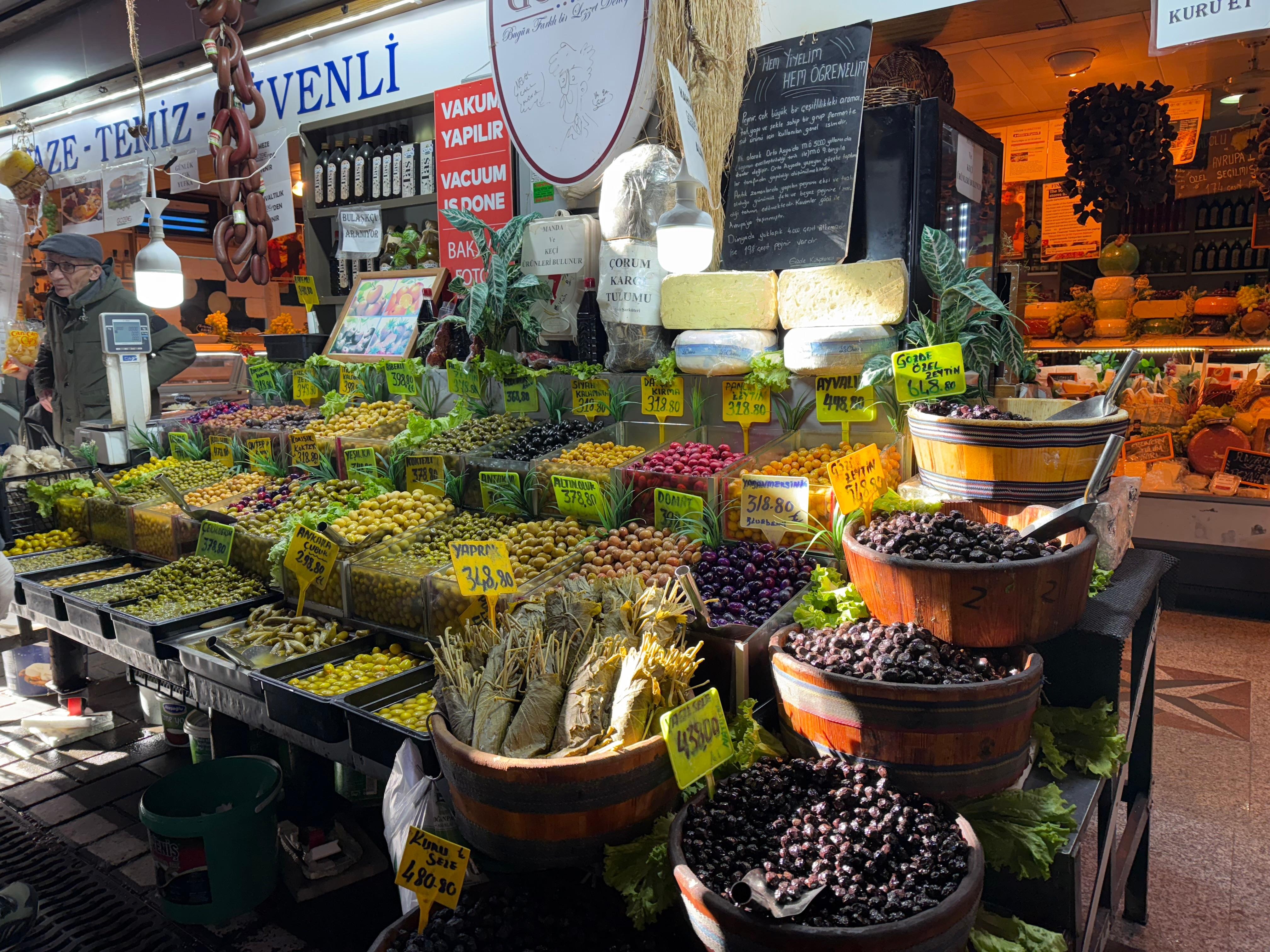 近くのマーケット…魚やオリーブ、野菜、お菓子などなど