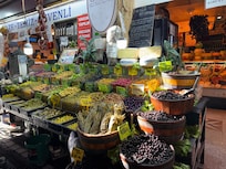 近くのマーケット…魚やオリーブ、野菜、お菓子などなど