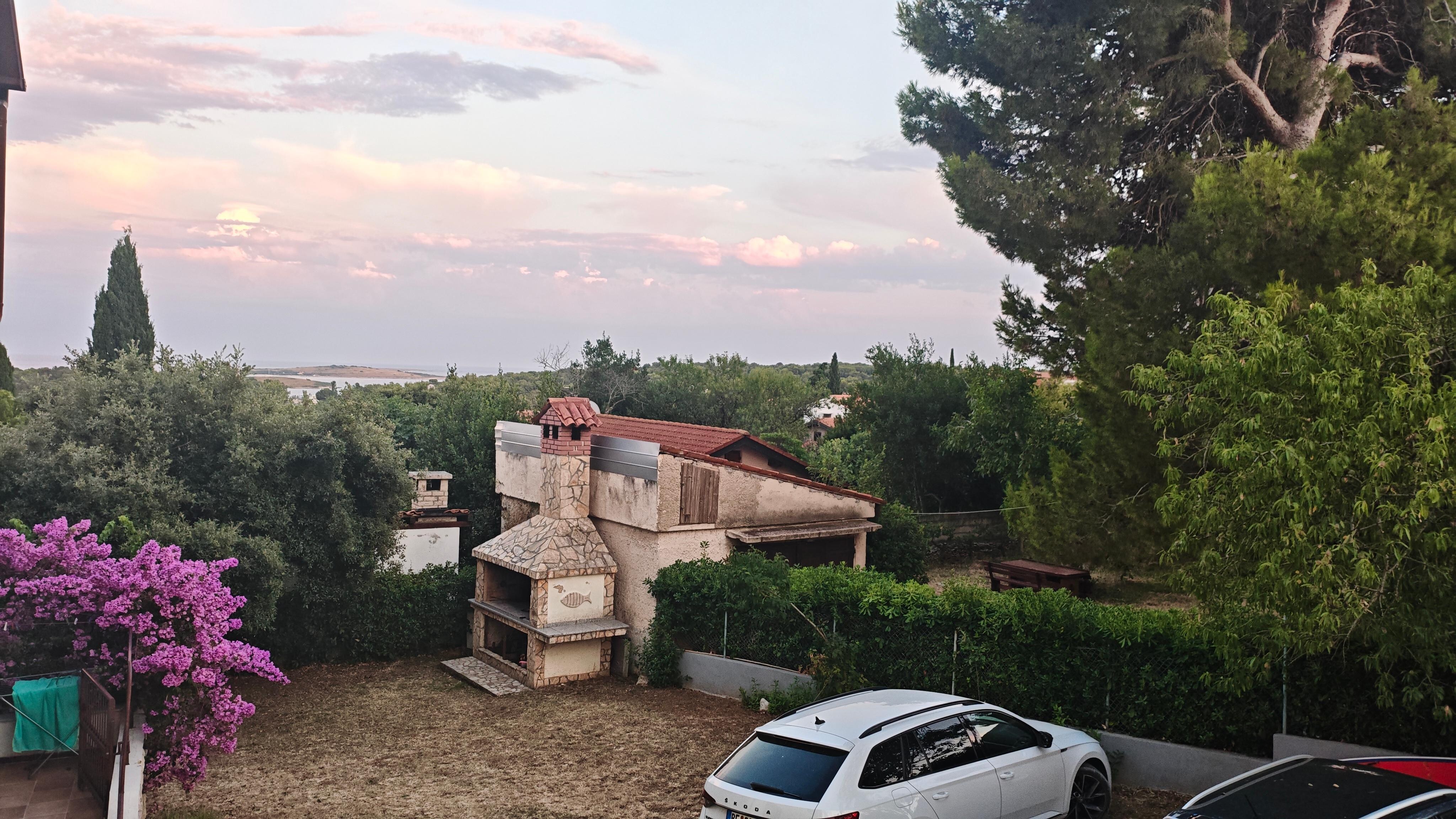 Der Grill. Blick zum Meer von der Terrasse. (Wohnung 6 Betten)