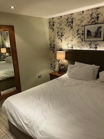 Bedroom (very good)