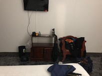 La porte bougeait tellement que j ai du la bloquer avec mon sac 
Isolation phonique zero