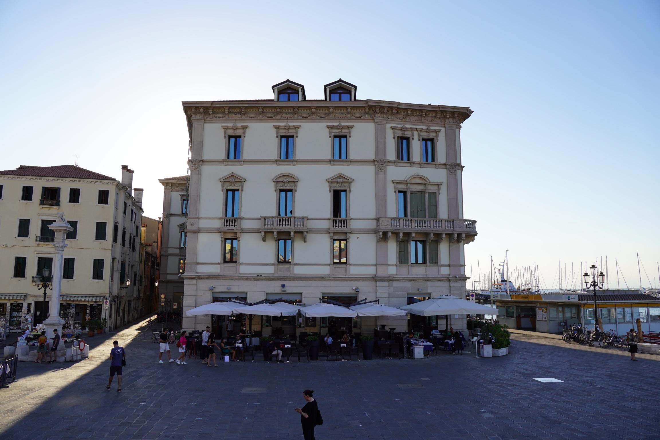 Utsiden av hotellet sett fra broa over kanalen