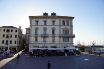 Utsiden av hotellet sett fra broa over kanalen