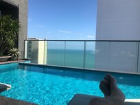 Rooftopbar med en liten pool.