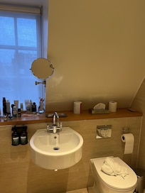 Im Bad in einem Zimmer mit Dachschräge hat es nur diesen kleinen Spiegel.