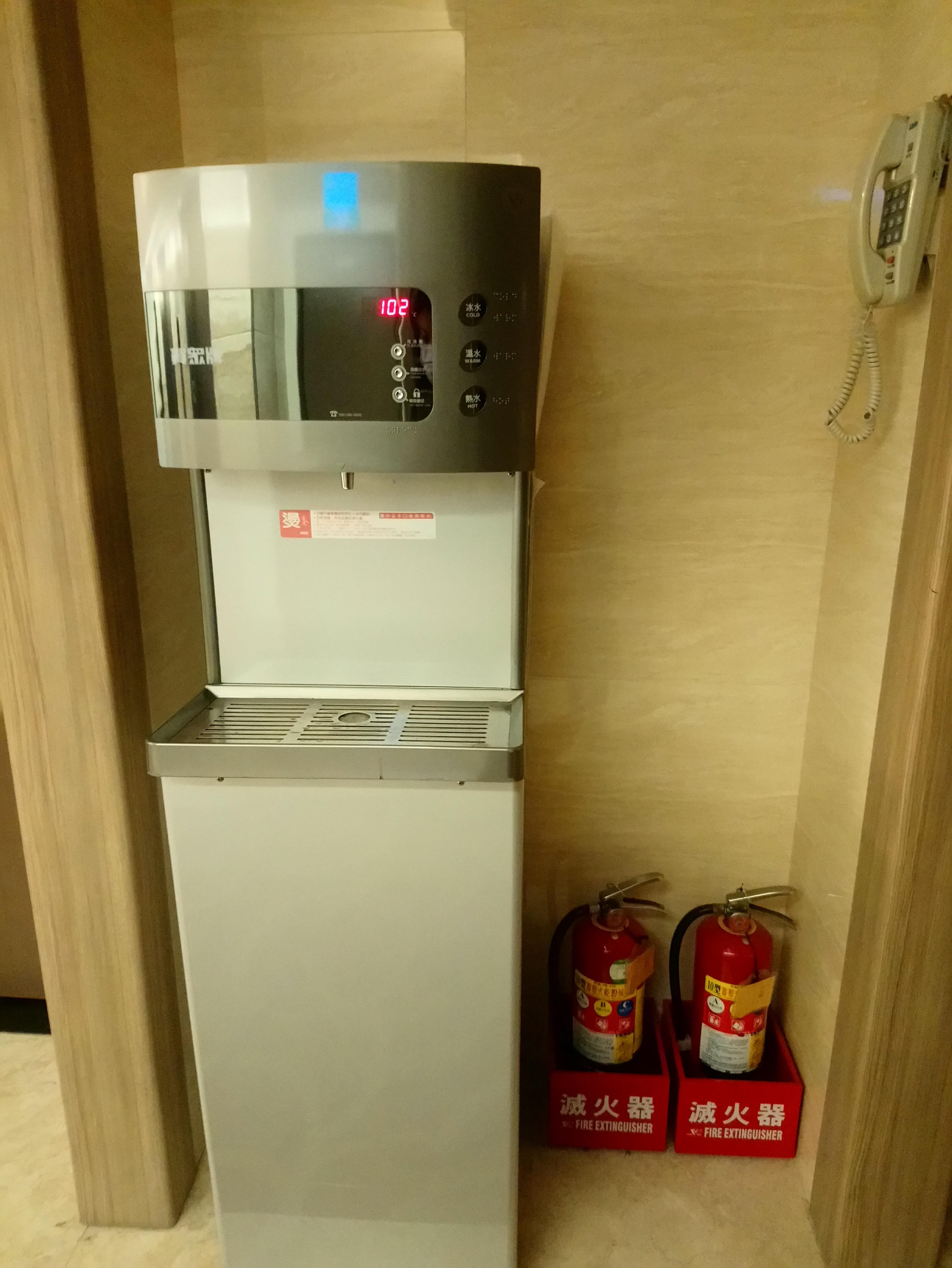 走廊的提供飲水機