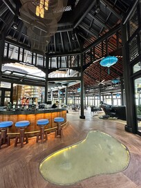 Barefoot restaurant with nice meat and seafood