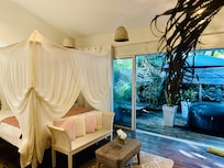 La chambre et le jacuzzi sous la varangue