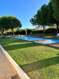 Quiet pool, perfect for a relaxing afternoon. And comes with a pool bar, too!