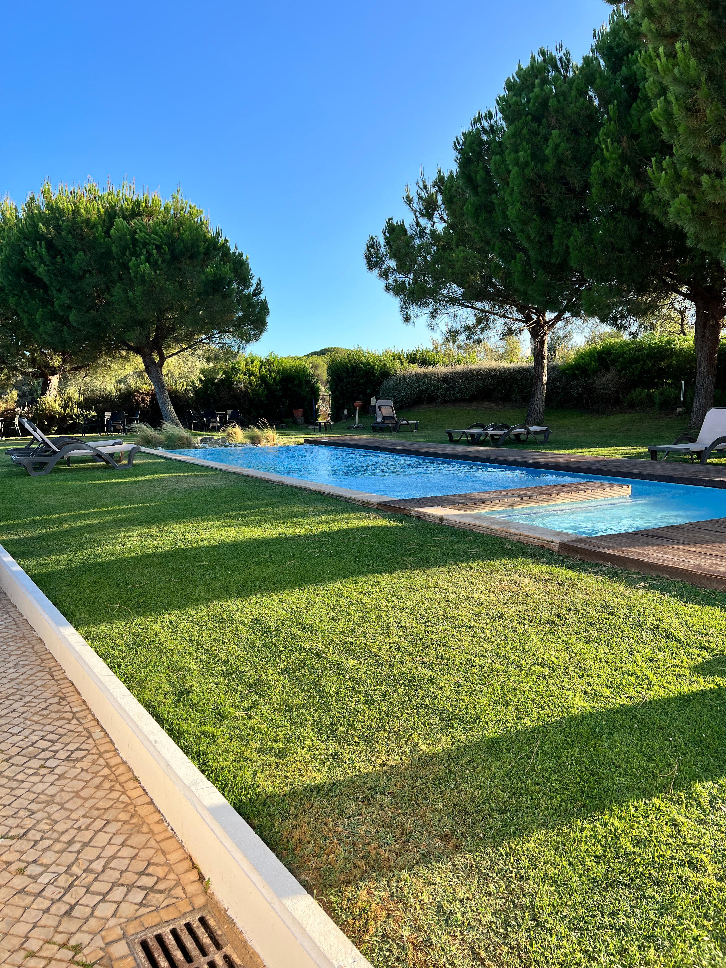 Quiet pool, perfect for a relaxing afternoon. And comes with a pool bar, too!