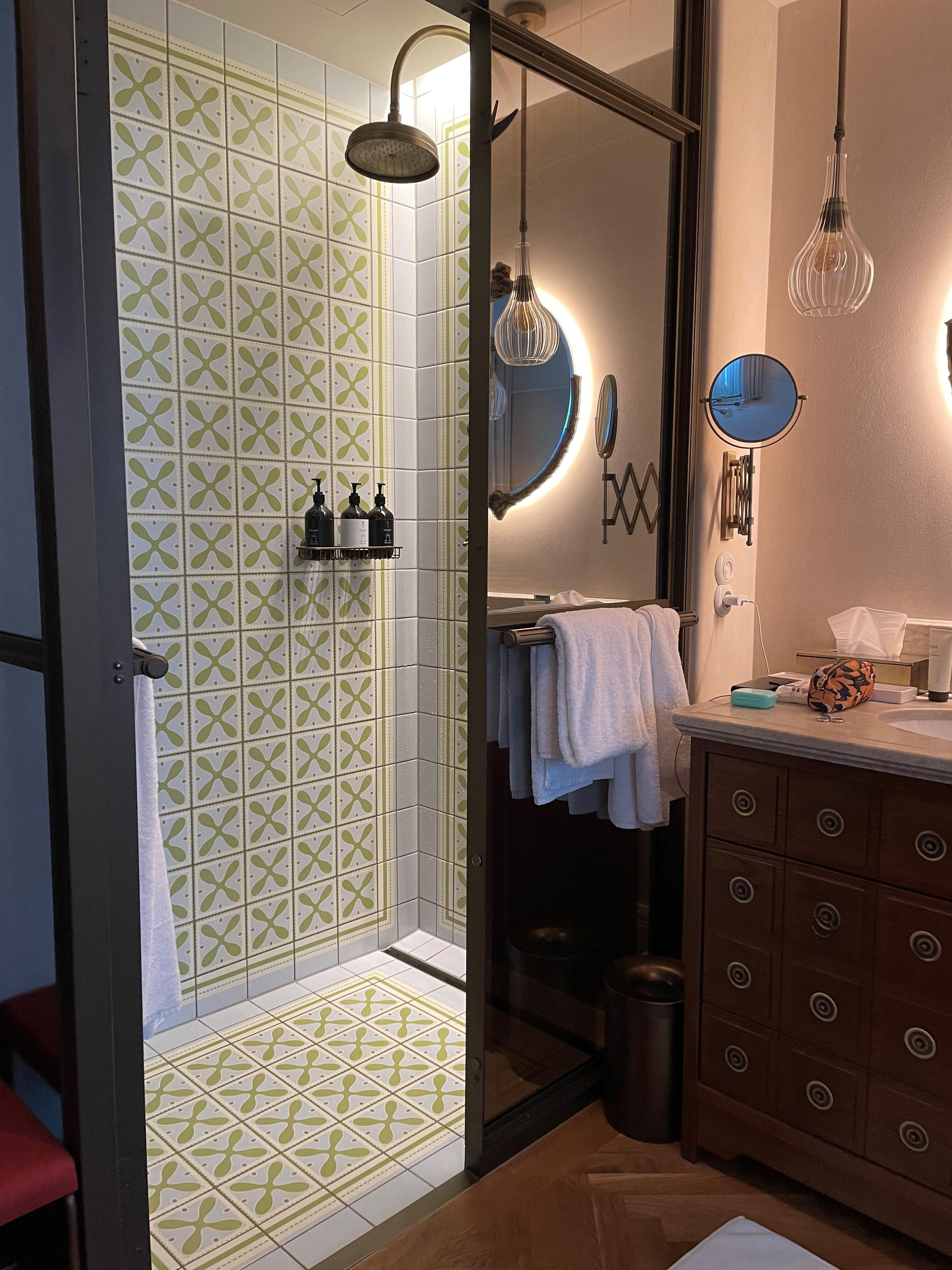 Eget dusjkabinett med god plass til 2 samtidig i dusjen. "Walk in rain shower" og dusjhode.