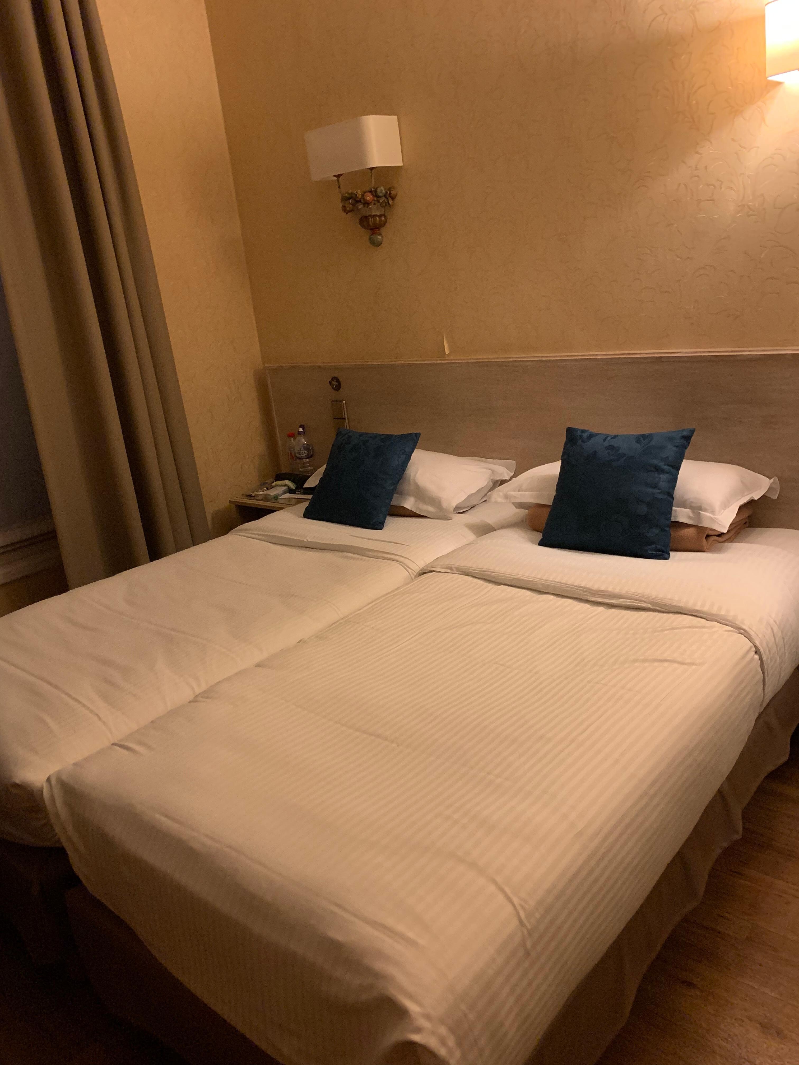 Twin bed room