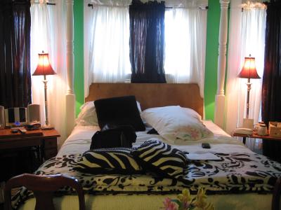 High bed in the Emerald Room--slept like a baby!