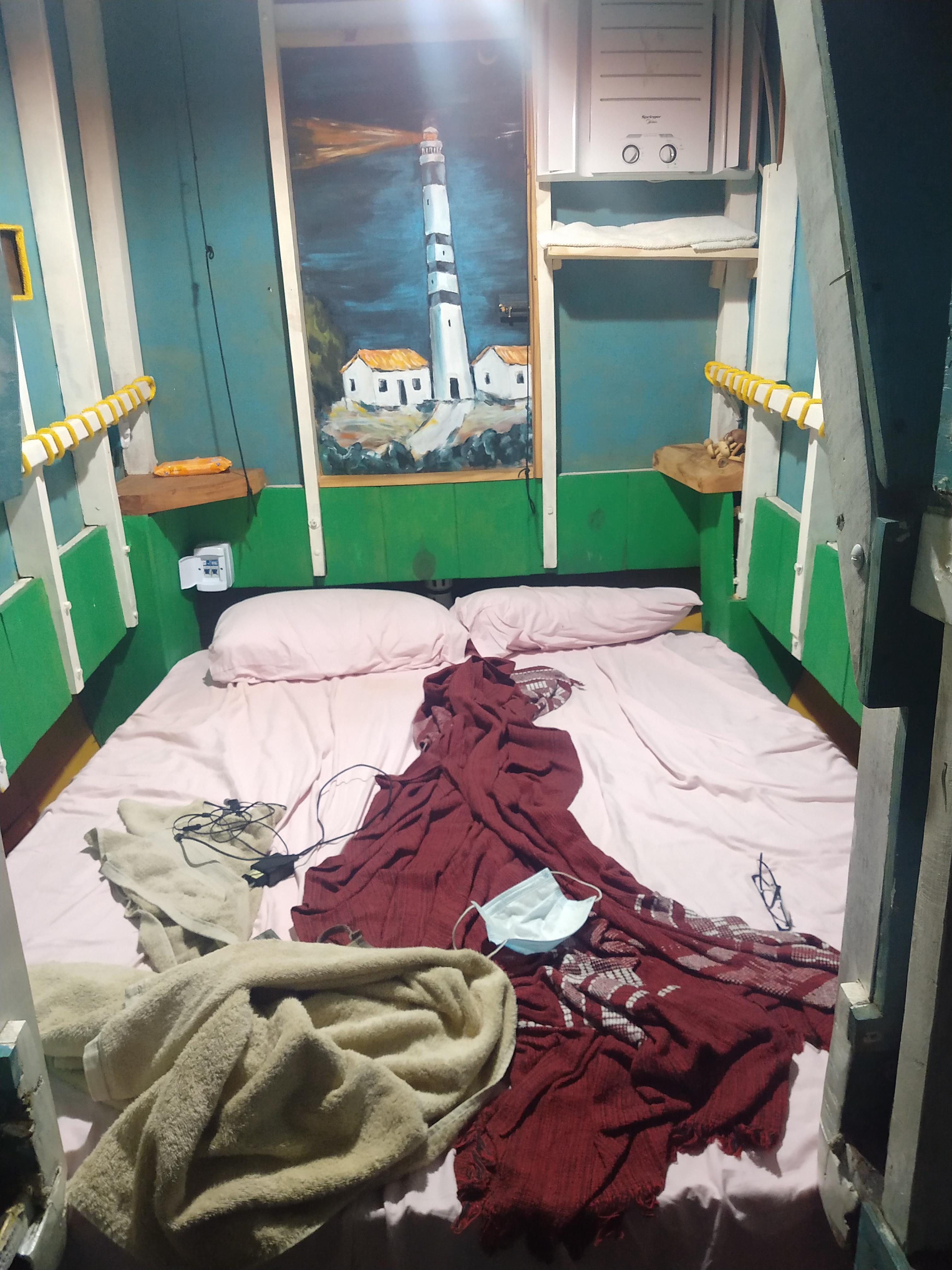 Quarto barco. Não é possível tranca-lo, apenas puxamos a porta que fica no teto para baixo. Me senti num caixão.