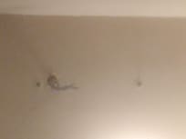 fils électriques dénudés qui dépassent du mur